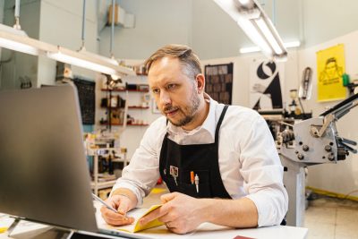artist working on his website