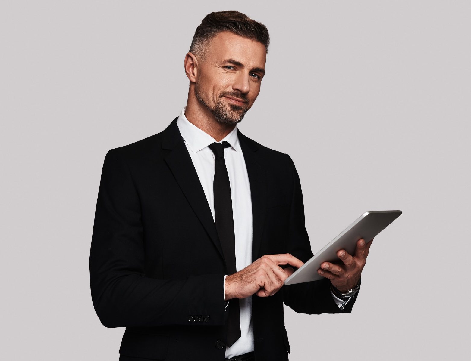 sales associate with iPad