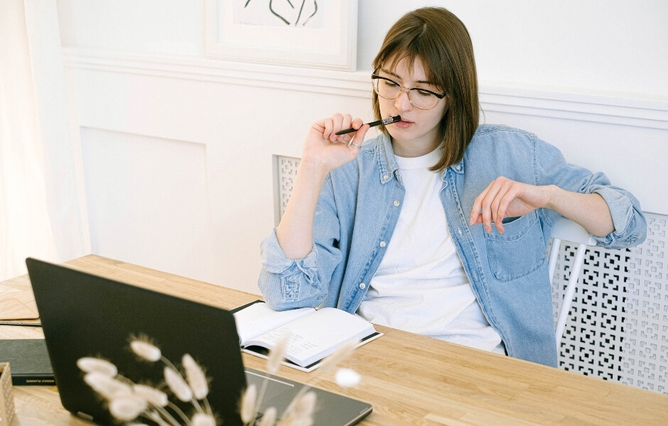 Gallery professional researching gallery management softwares.